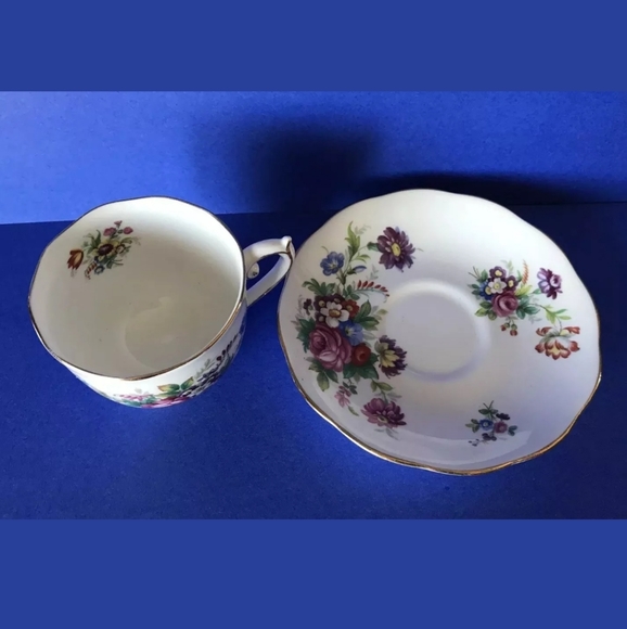 Roslyn Vintage Teacup & Saucer - Picture 3 of 7
